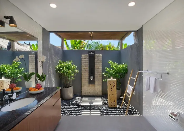 Huge 11 Bedroom Villa, Sleeps 41, Prime Area, Near * Canggu (Bali)