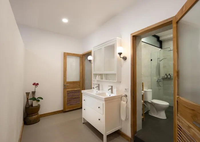 Huge 11 Bedroom Villa, Sleeps 41, Prime Area, Near Villa Canggu (Bali)